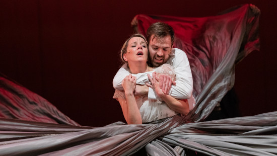 Bemutató - Halálra táncoltatott lány